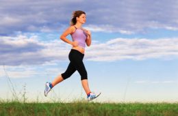 Правда ли, что тренировки на беговой дорожке сжигают меньше калорий, чем бег на улице?