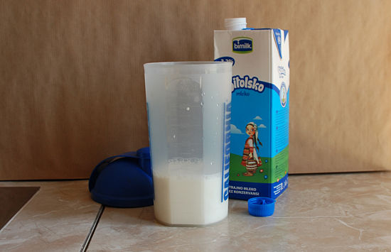 С чем лучше смешивать протеин – с молоком или с водой?