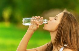 Как заставить себя пить больше воды