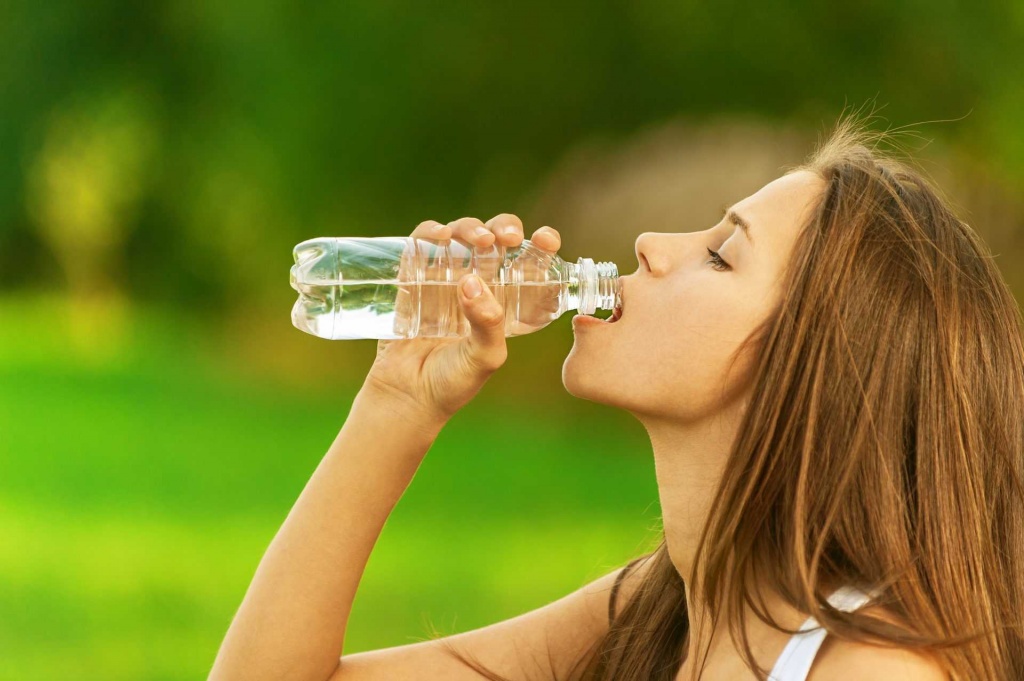 Как заставить себя пить больше воды