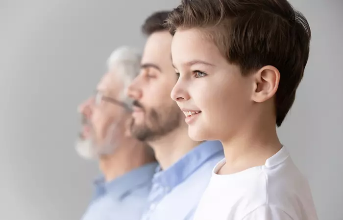 Мальчик с отцом и дедушкой показывает концепцию генов