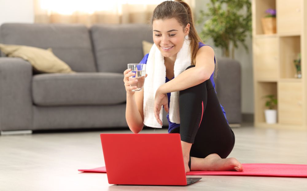 Фитнес-женщина смотрит онлайн-уроки