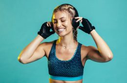 Влияет ли прослушивание музыки на тренировки положительно?