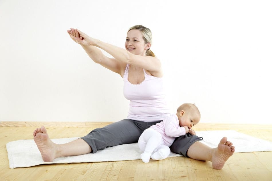Упражнения для молодых мам с детьми!